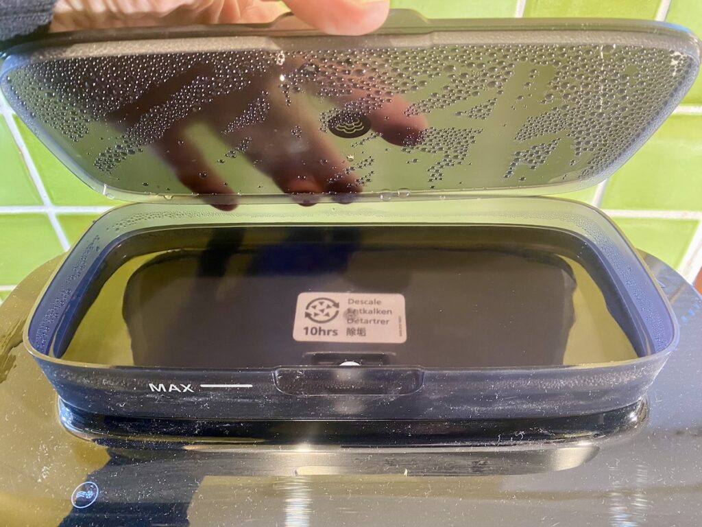 Le réservoir d'eau amovible pour la cuisson vapeur du air fryer Philips Série 5000 © Labo Maison