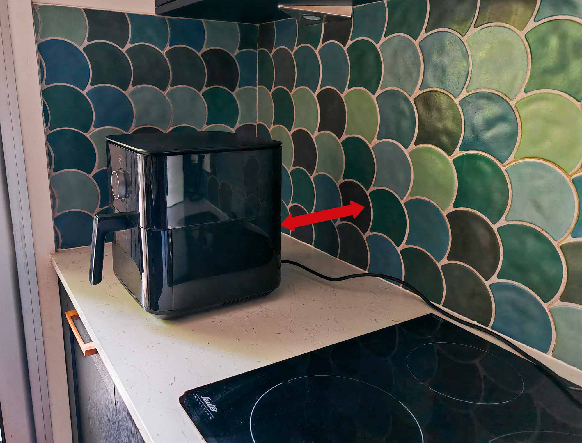Air Fryer avec flèche rouge indiquant la distance de sécurité au mur.