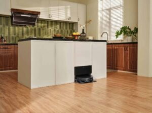 Station Roborock Saros 10 R&D compacte avec accès frontal et dimensions réduites.