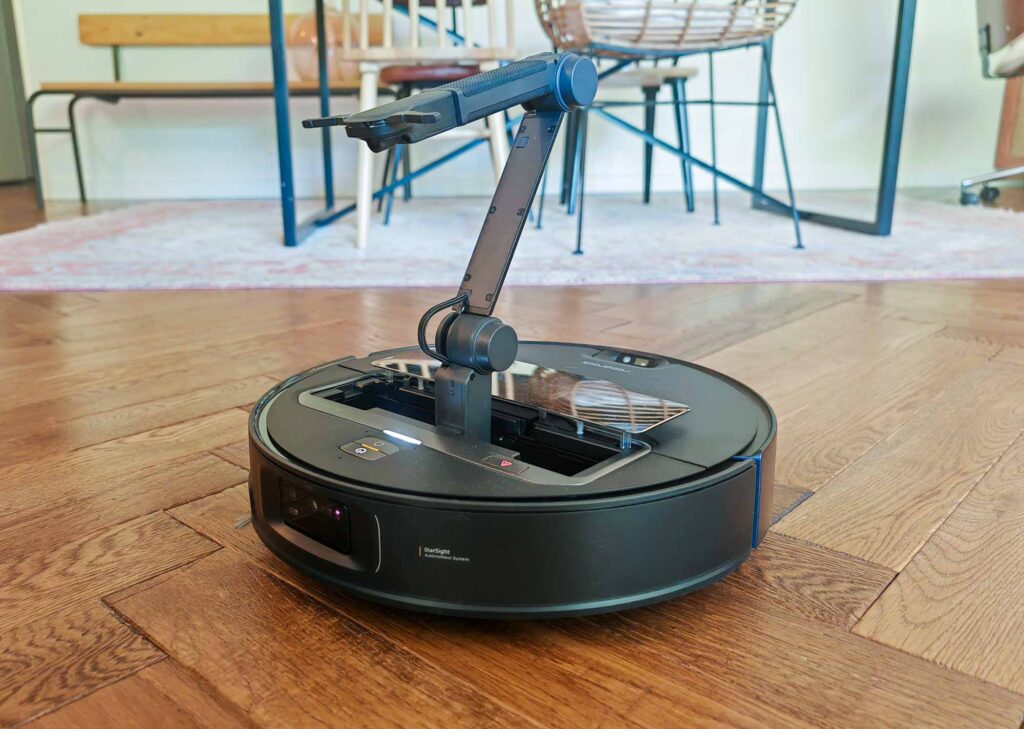 Roborock Saros Z70 avec bras articulé déployé dans un salon