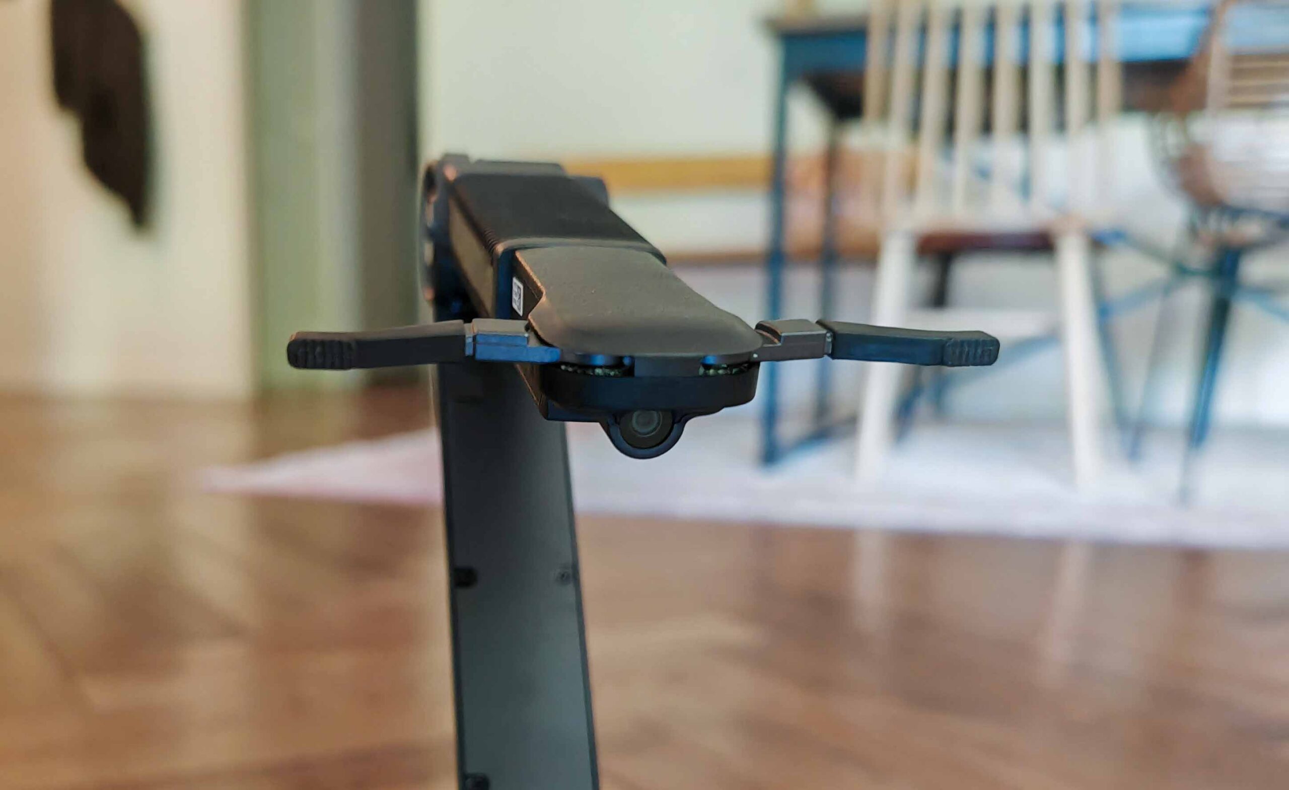 Pince du Roborock Saros Z70 avec caméra intégrée pour la détection des objets.