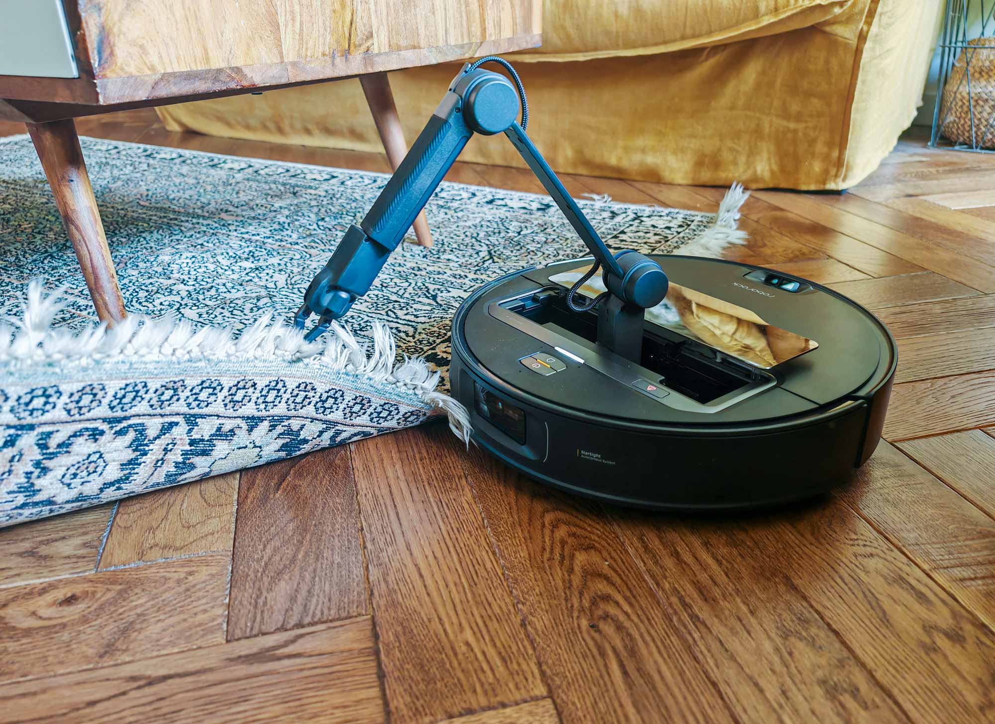 Roborock Saros Z70 bloqué après avoir tenté de saisir une frange de tapis