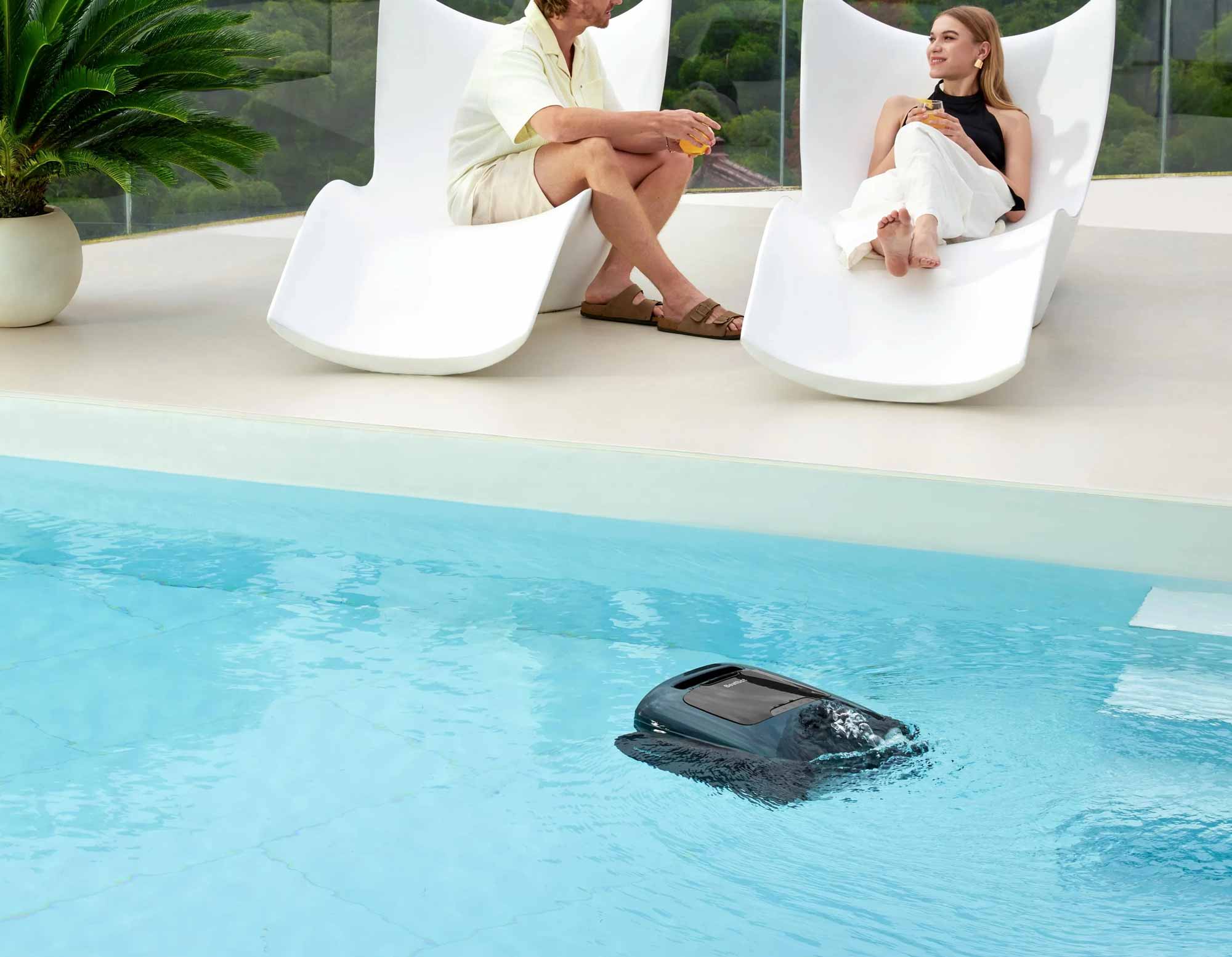 Robot piscine Beatbot AquaSense 2 Pro nettoyant le la surface d’une piscine.