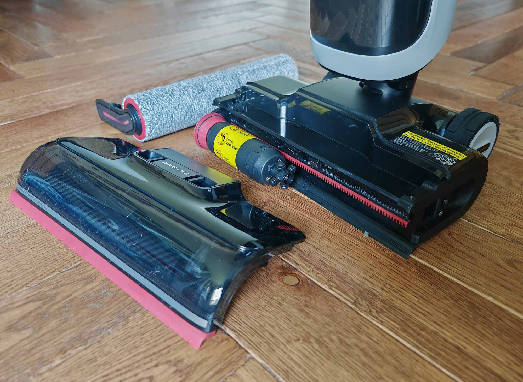 Nettoyage manuel de la brosse de l’aspirateur.