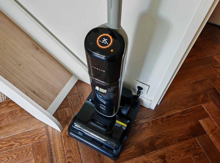 Dreame H15 Pro Heat en cours d’auto-nettoyage sur sa station.