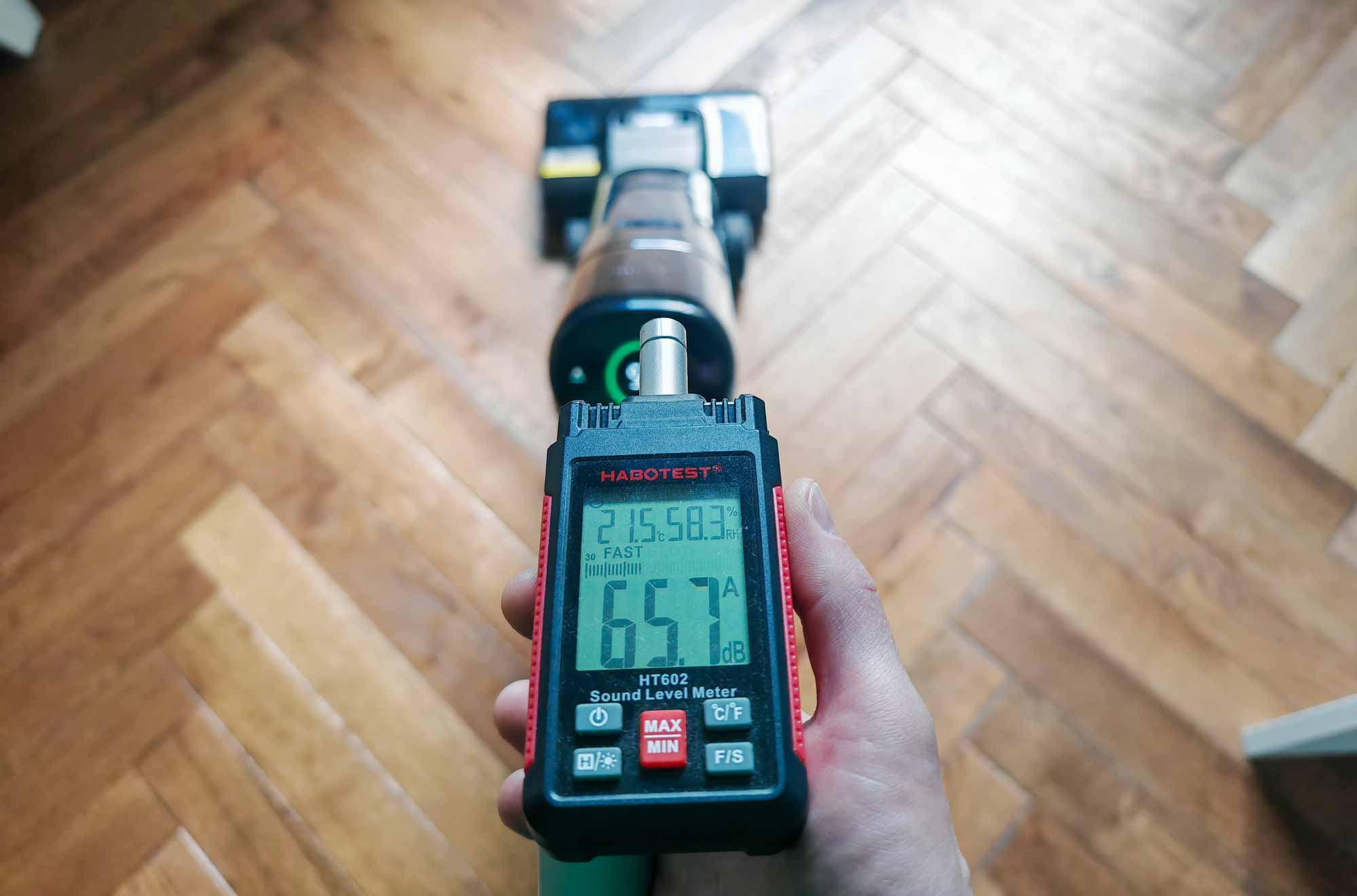 Mesure du niveau sonore du Dreame H15 Pro Heat avec un sonomètre.