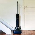 Dreame H15 Pro Heat posé sur sa station de recharge.