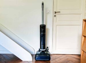 Dreame H15 Pro Heat posé sur sa station de recharge.