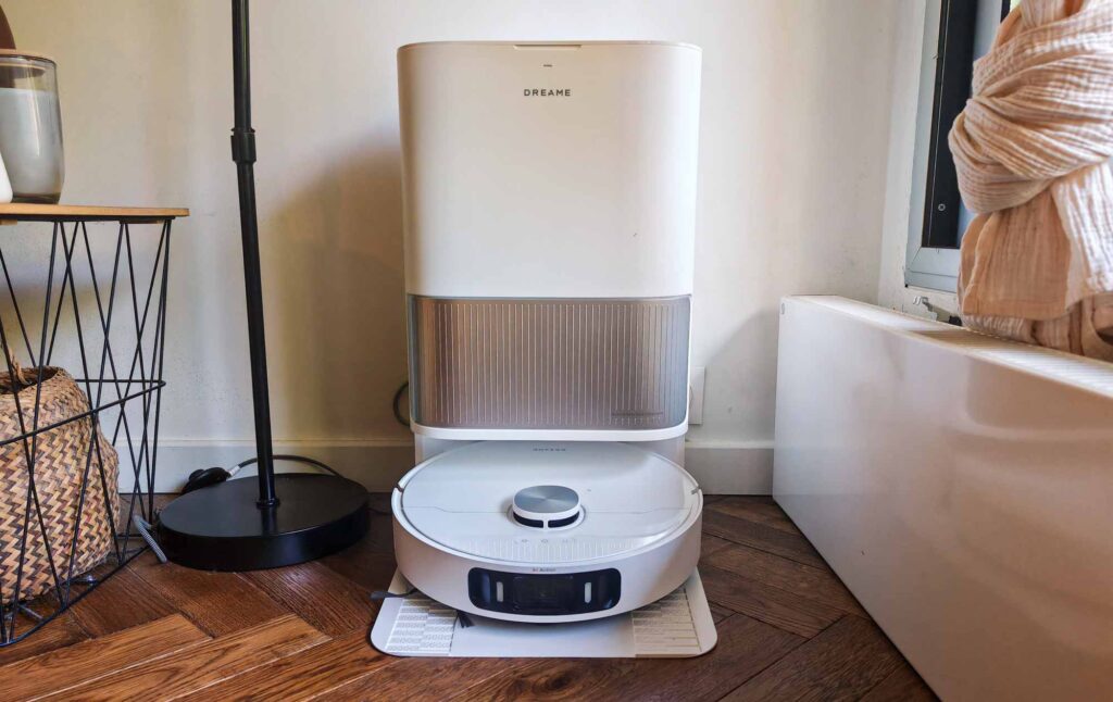 Dreame L40 Ultra AE dans sa station PowerDock