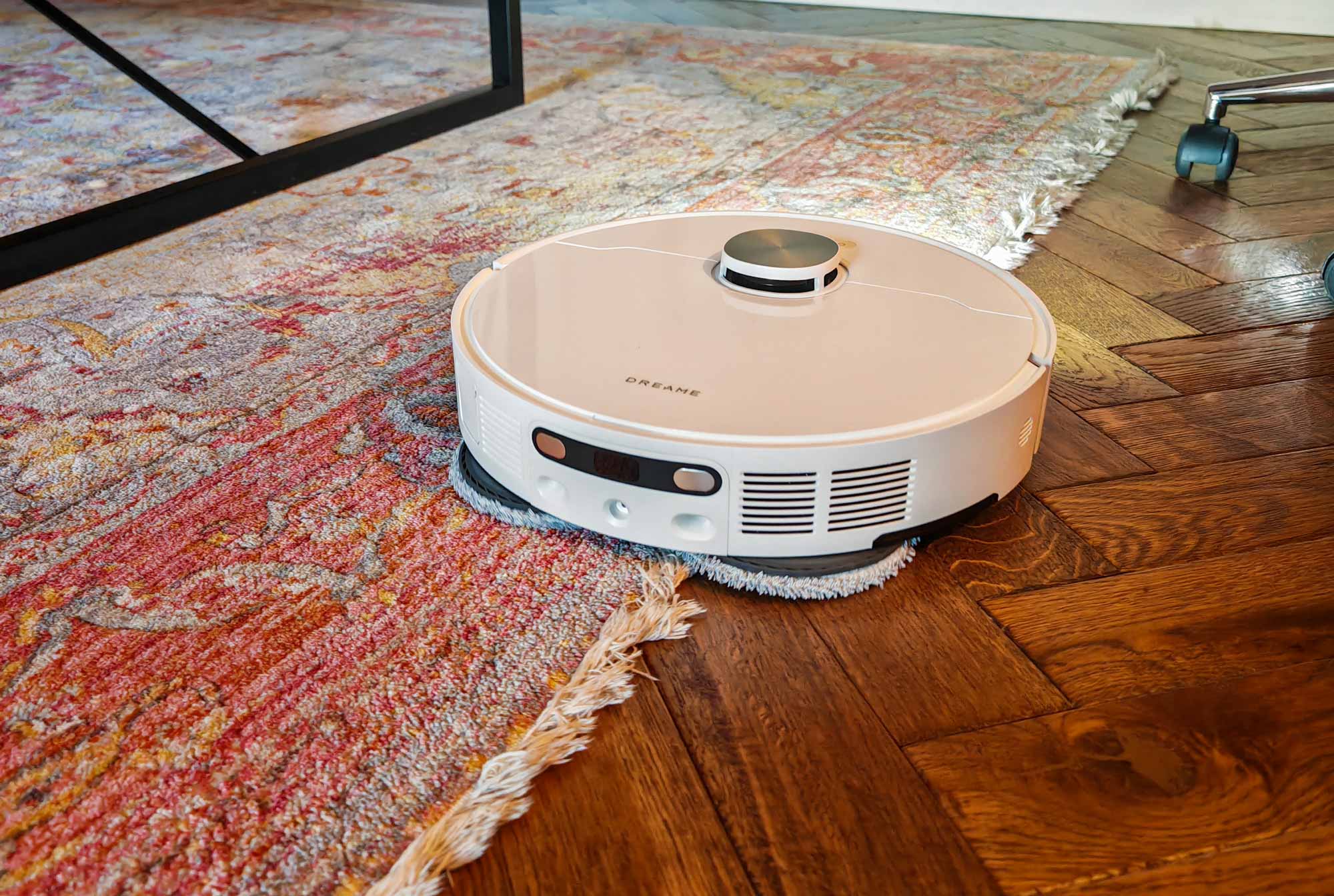 Aspiration du Dreame L40 Ultra AE sur un tapis à poils longs