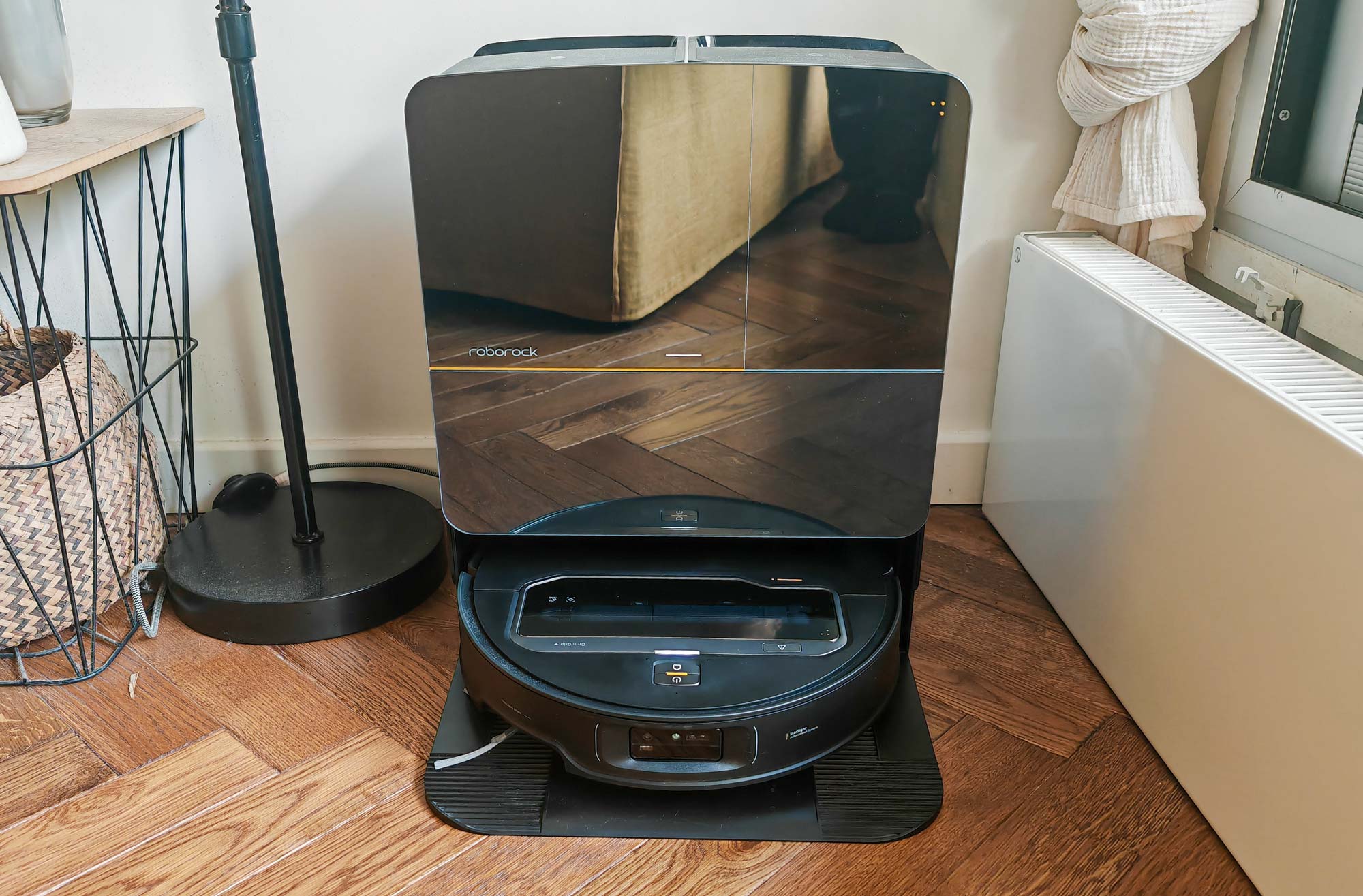Station de vidange et de lavage du Roborock Saros Z70 avec réservoirs et séchage à air chaud