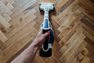 Un aspirateur balai puissant, pratique, et à l’aise sur tous les types de sols. © Labo Maison