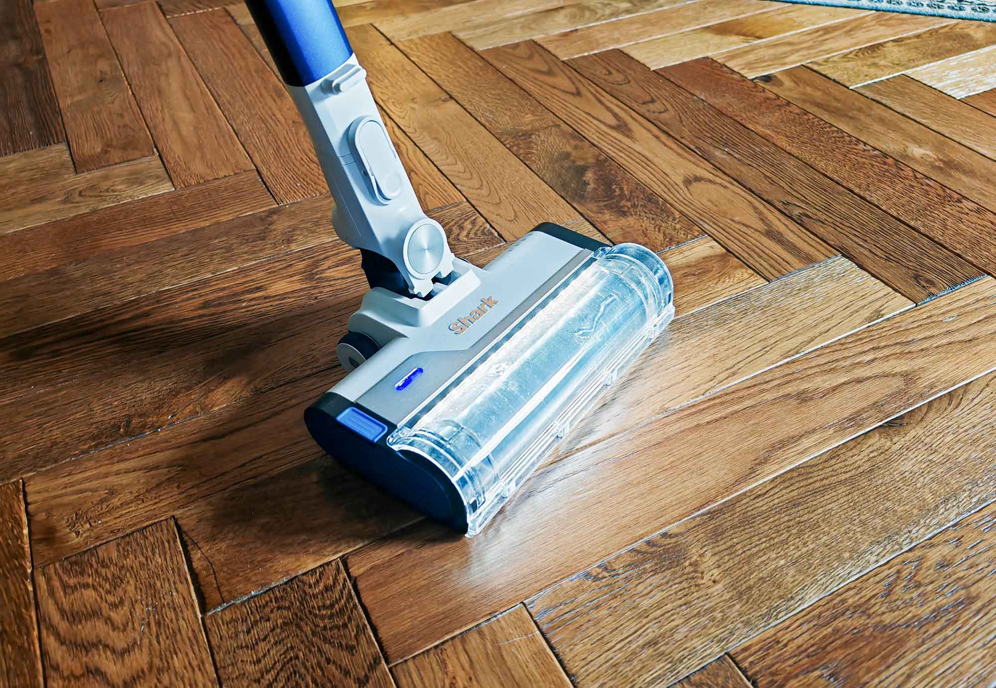 Test Shark PowerPro IZ380EUT : très efficace sur parquet. Pas de dispersion, bonne captation des poussières fines. © Labo Maison