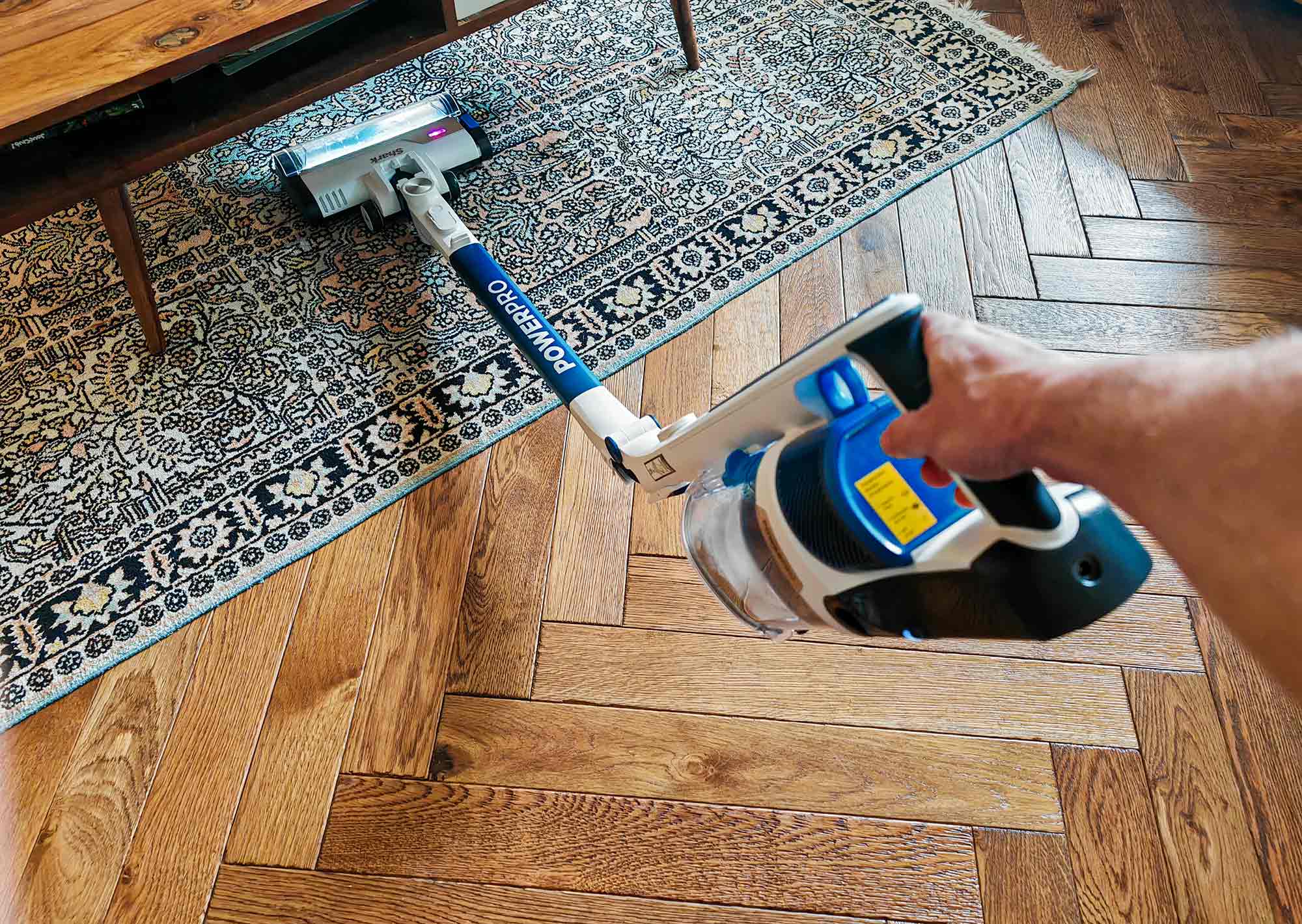 Test Shark PowerPro IZ380EUT : le tube pliable permet d’aspirer sous les meubles sans se pencher ni changer d’accessoire. © Labo Maison