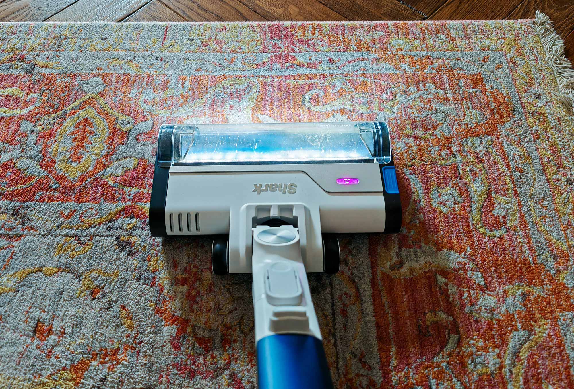Bonne puissance lors du test sur tapis à poils courts, avec passage auto en mode intensif. © Labo Maison