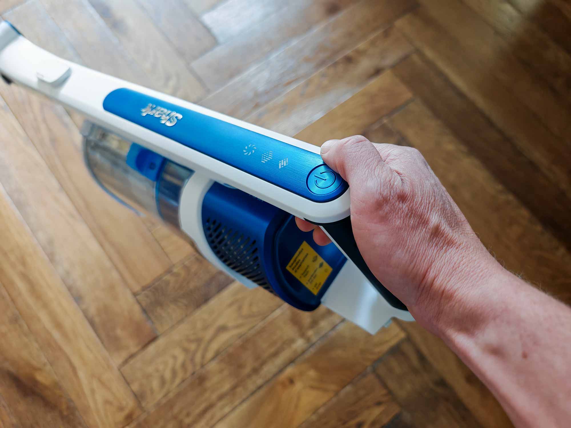Un bouton unique lance l’aspirateur ; une LED indique le mode actif en temps réel. © Labo Maison