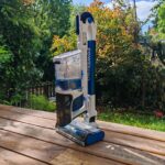 Le tube se replie pour que l’aspirateur tienne debout sans support mural. © Labo Maison