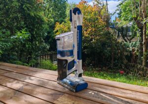 Le tube se replie pour que l’aspirateur tienne debout sans support mural. © Labo Maison