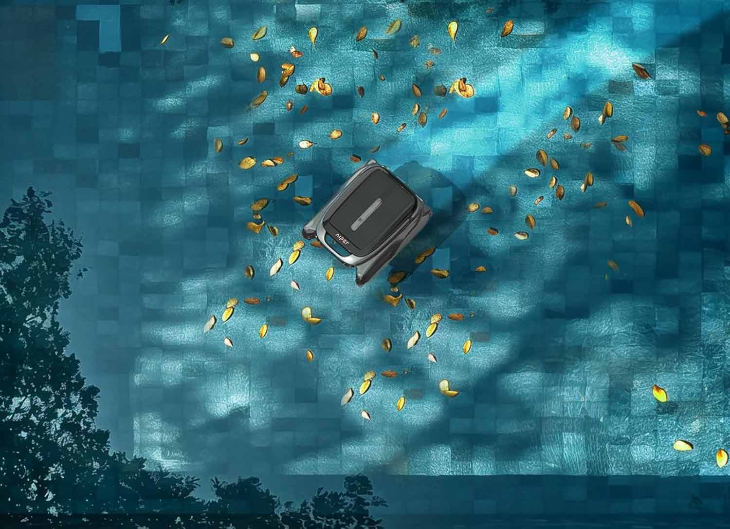 Le robot Aiper Surfer S1 nettoie des feuilles flottantes à la surface de la piscine.
