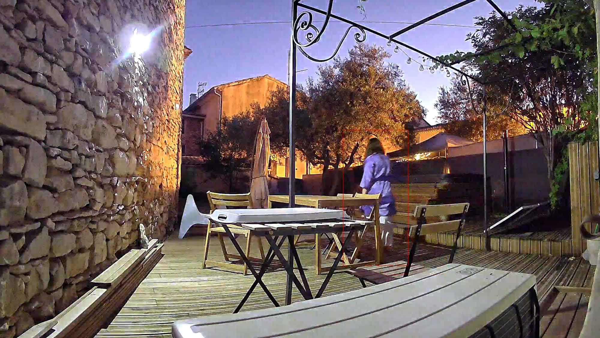 Capture nocturne de la caméra Aqara G5 Pro en couleur, sans éclairage visible.