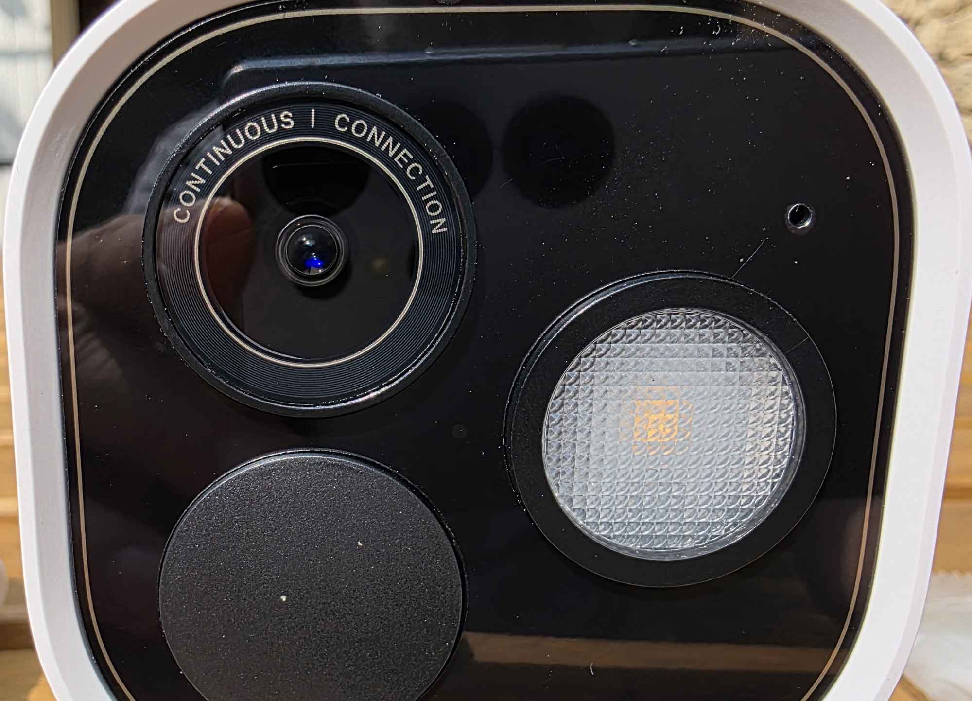 Gros plan sur le capteur optique 2,6K de la caméra Aqara G5 Pro.