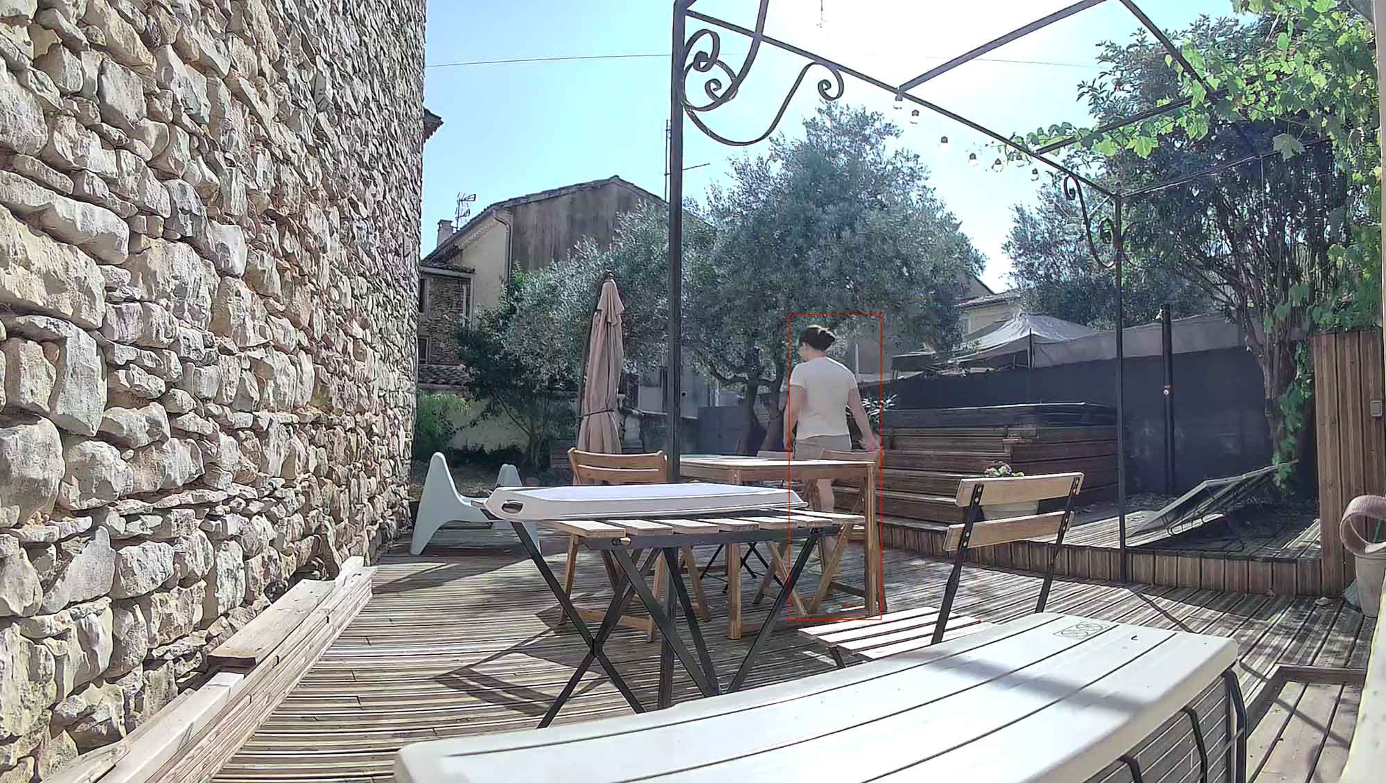 Capture vidéo de la caméra Aqara G5 Pro détectant une personne en journée.