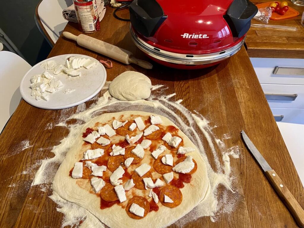 Préparation d'une pizza avec le four Ariete © Labo Maison