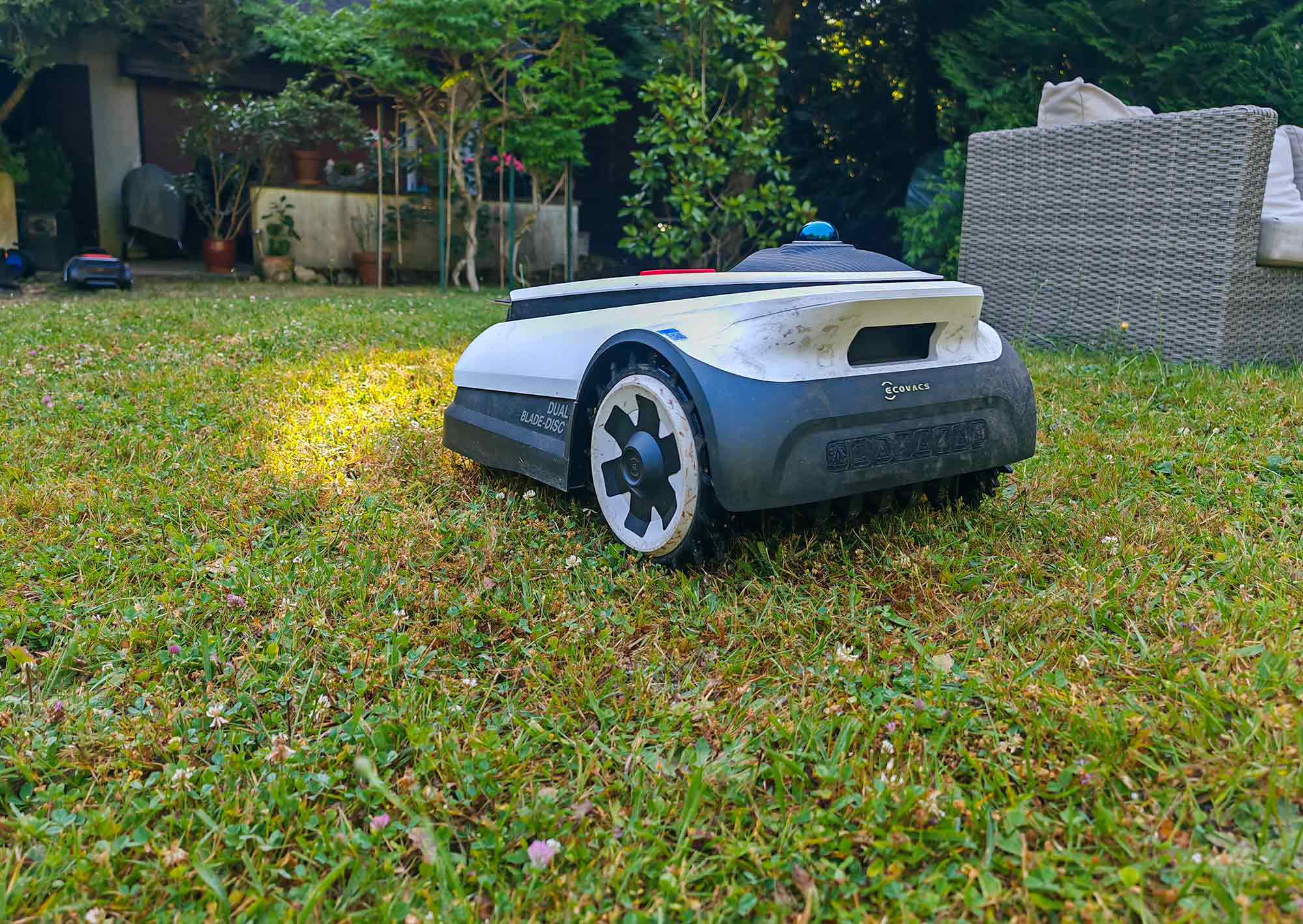 Vue arrière du robot tondeuse Ecovacs Goat A3000 LiDAR en train de tondre le jardin pendant notre test d’autonomie