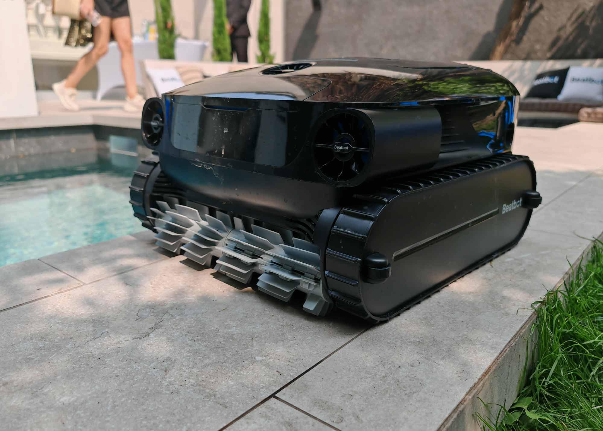 Vue du robot piscine Beatbot AquaSense 2 Pro sur margelle
