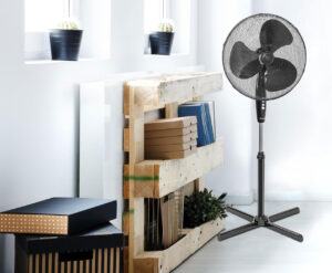 Ventilateur en fonctionnement dans un salon, illustration d’un comparatif 2025