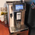 La machine à café automatique Delonghi PrimaDonna Soul à 899 € en soldes chez Electro Dépot © Labo Maison