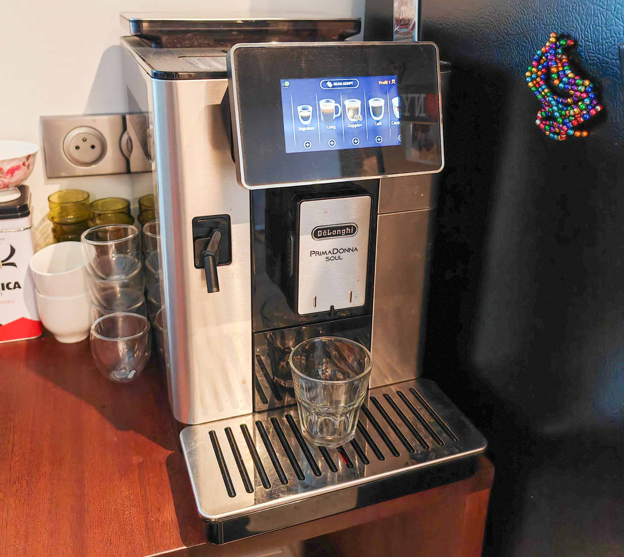 La machine à café automatique Delonghi PrimaDonna Soul à 899 € en soldes chez Electro Dépot © Labo Maison