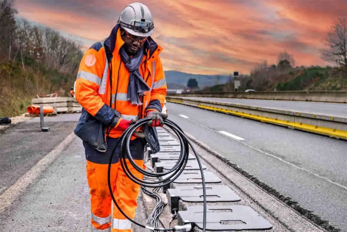 Installation des câbles pour la recharge par induction sur l’autoroute A10