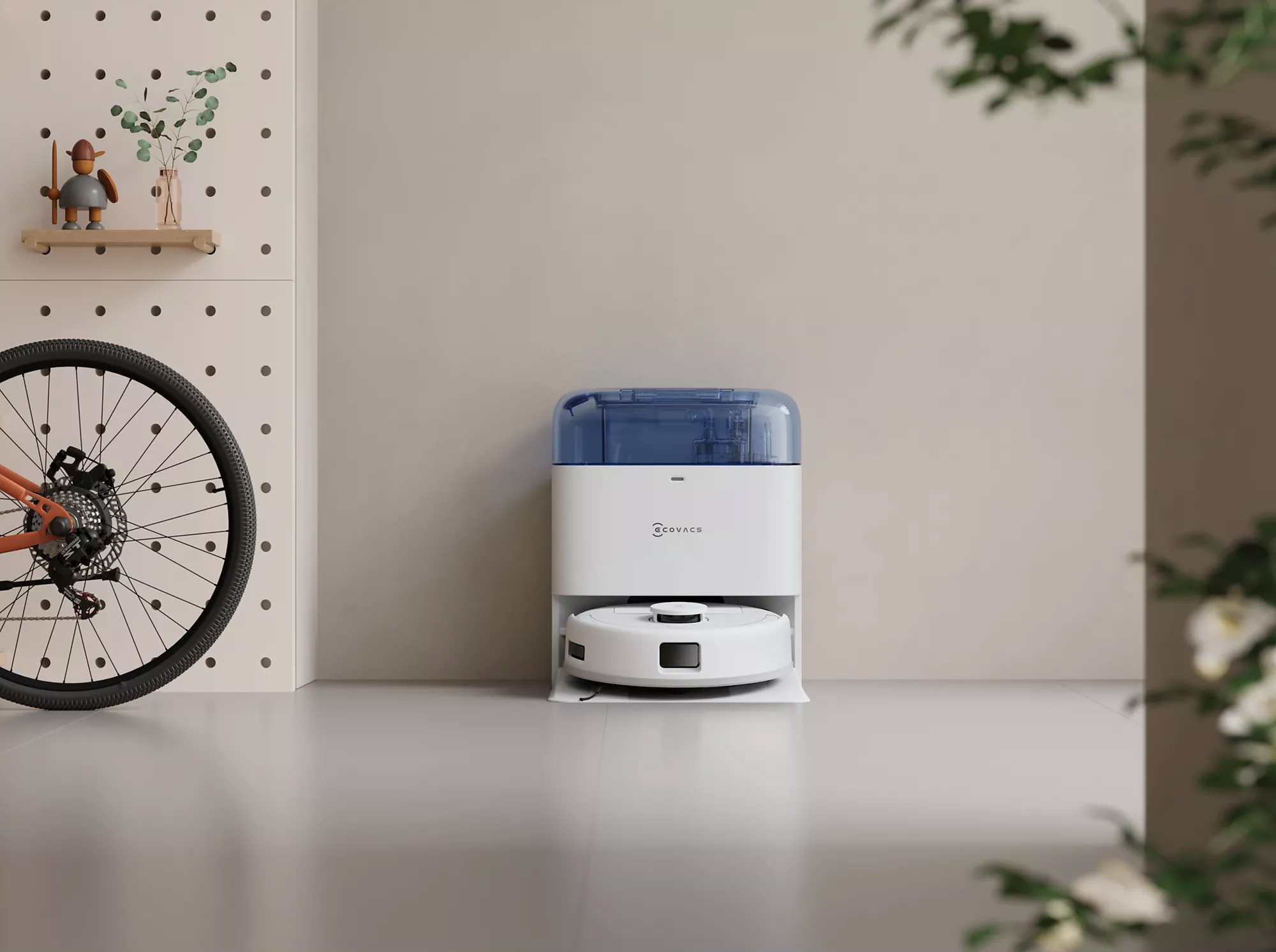 Ecovacs Deebot Mini posé devant sa station de charge et de lavage