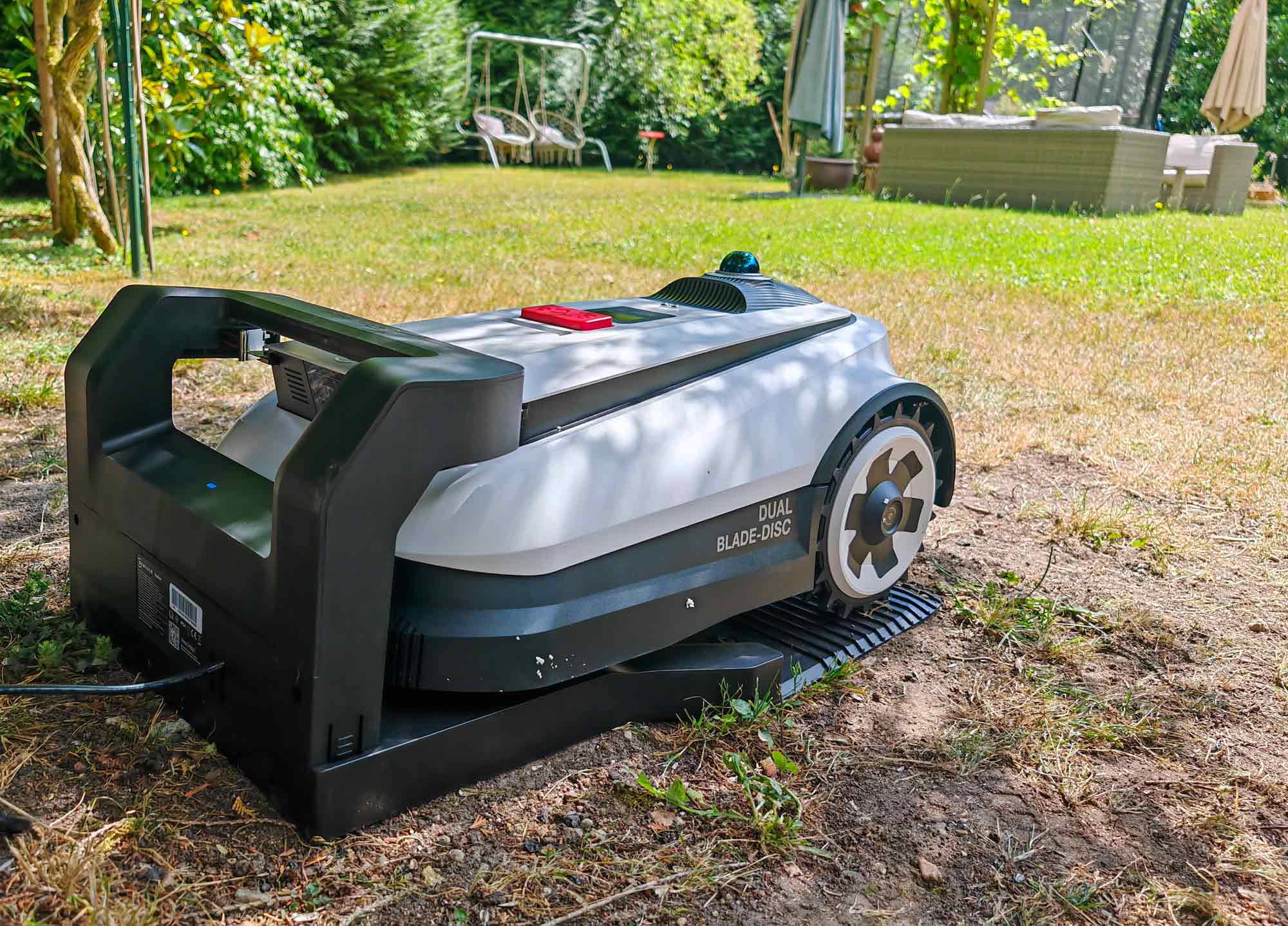 Installation du robot tondeuse Ecovacs Goat A3000 LiDAR sur une pelouse de test, sans câble périmétrique