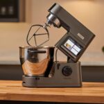 Robot Kenwood Cooking Chef KCL96.004 installé sur un plan de travail dans une cuisine moderne.