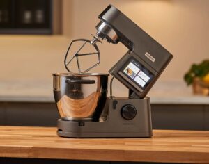 Robot Kenwood Cooking Chef KCL96.004 installé sur un plan de travail dans une cuisine moderne.