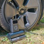 Le compresseur Xiaomi Mi Air Pump Compressor 2 Pro gonfle le pneu avant gauche d’une Tesla Model 3.