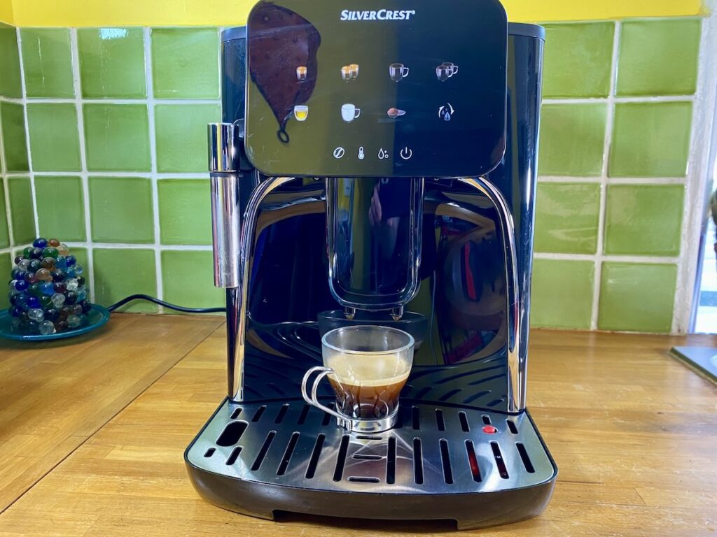 Un café fraîchement exécuté sur la machine à café automatique Lidl © Labo Maison