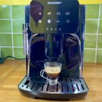 Un café fraîchement exécuté sur la machine à café automatique Lidl © Labo Maison