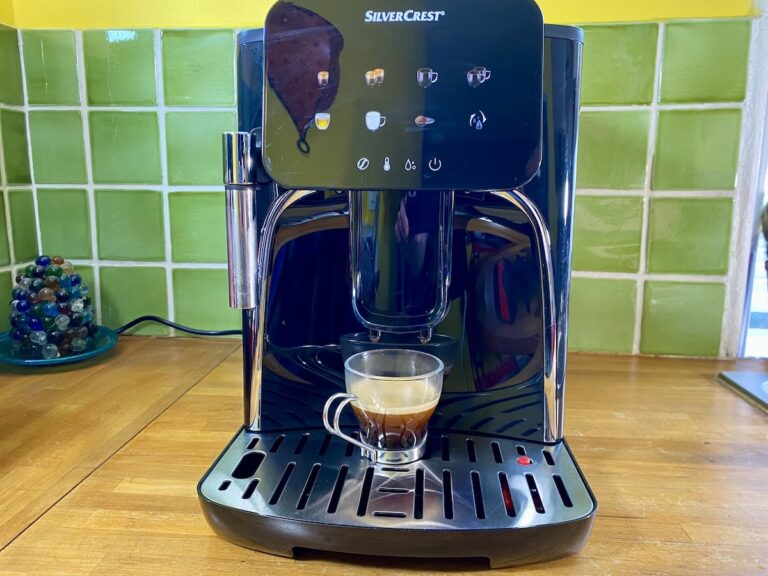 Un café fraîchement exécuté sur la machine à café automatique Lidl © Labo Maison