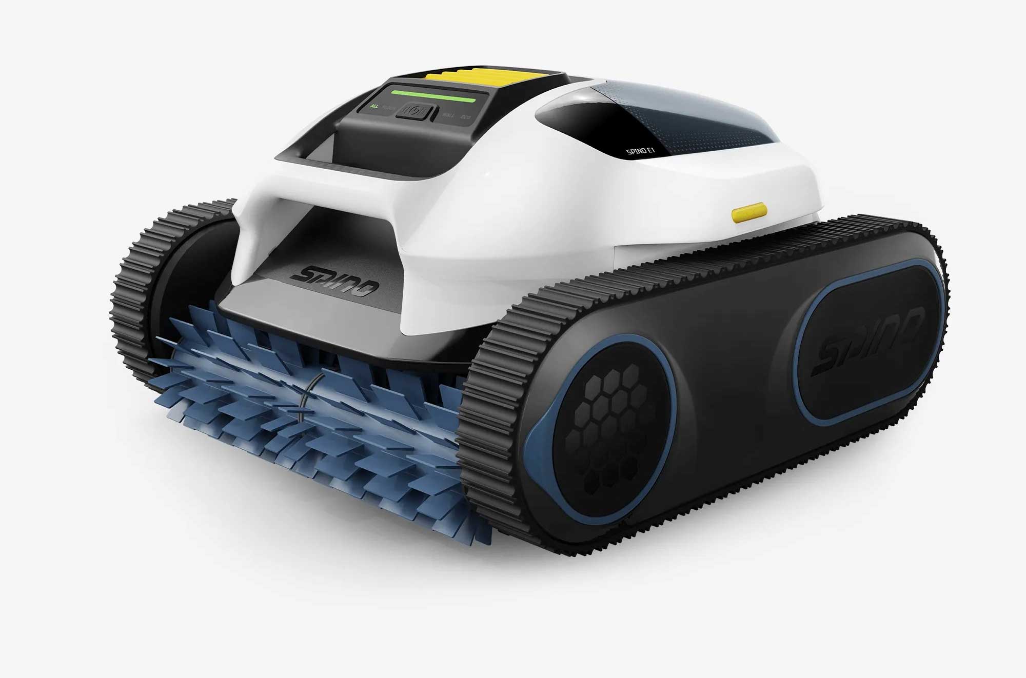 Robot piscine Mammotion Spino E1 vu de trois quarts, avec chenilles et brosse frontale