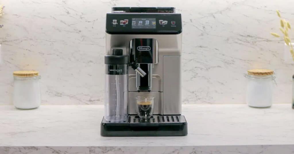 Machine à café à grain automatique Delonghi Eletta Explore sur un plan de travail de cuisine.