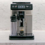 Machine à café à grain automatique Delonghi Eletta Explore sur un plan de travail de cuisine.