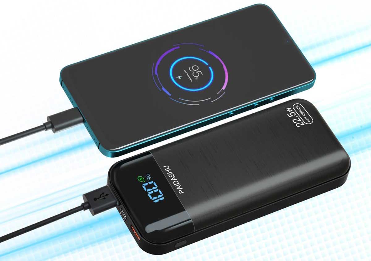 Batterie externe PAIDASHU en cours de recharge d’un smartphone