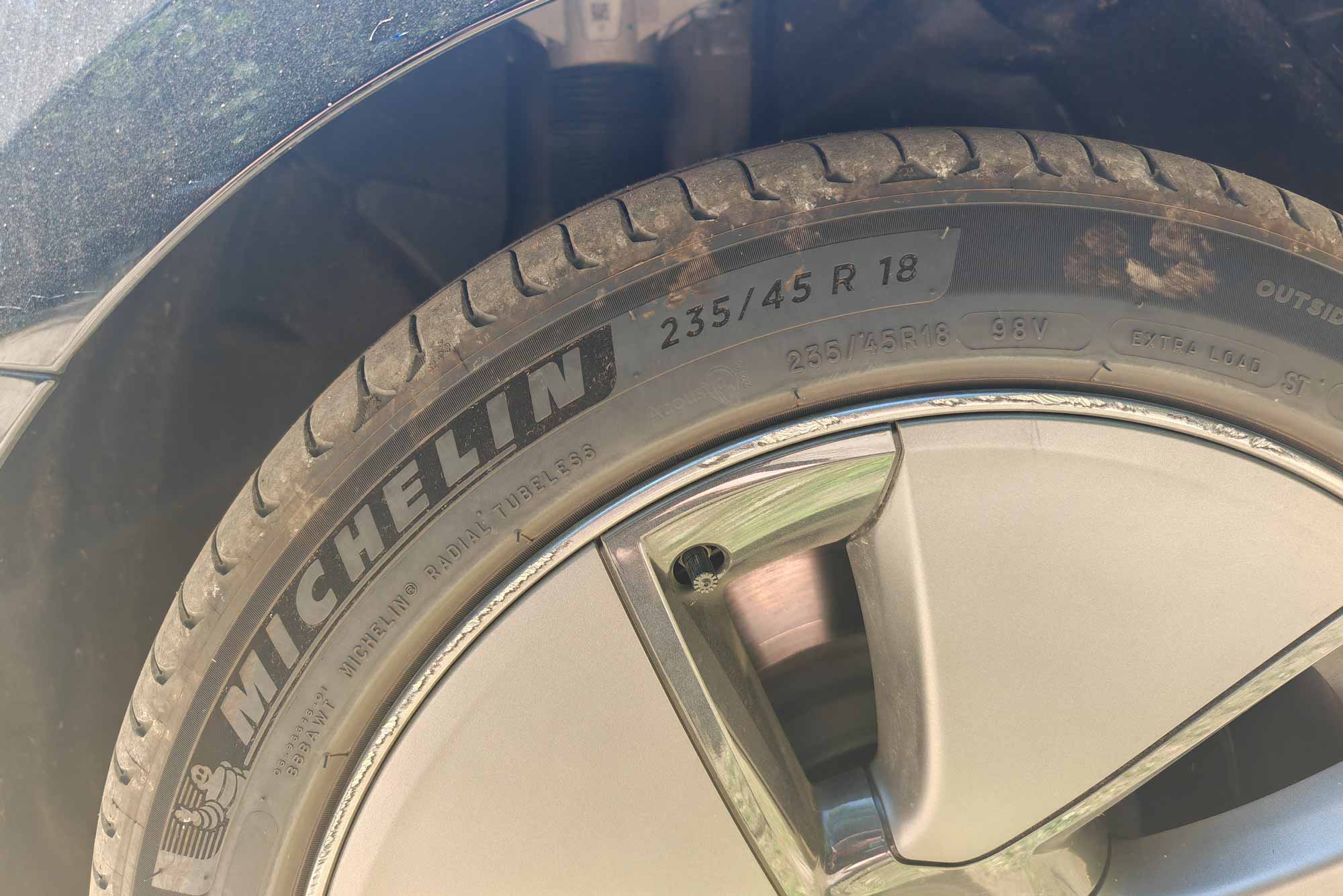 Gros plan sur un pneu Michelin E Primacy 235/45 R18 monté sur une Tesla Model 3 Grande Autonomie.