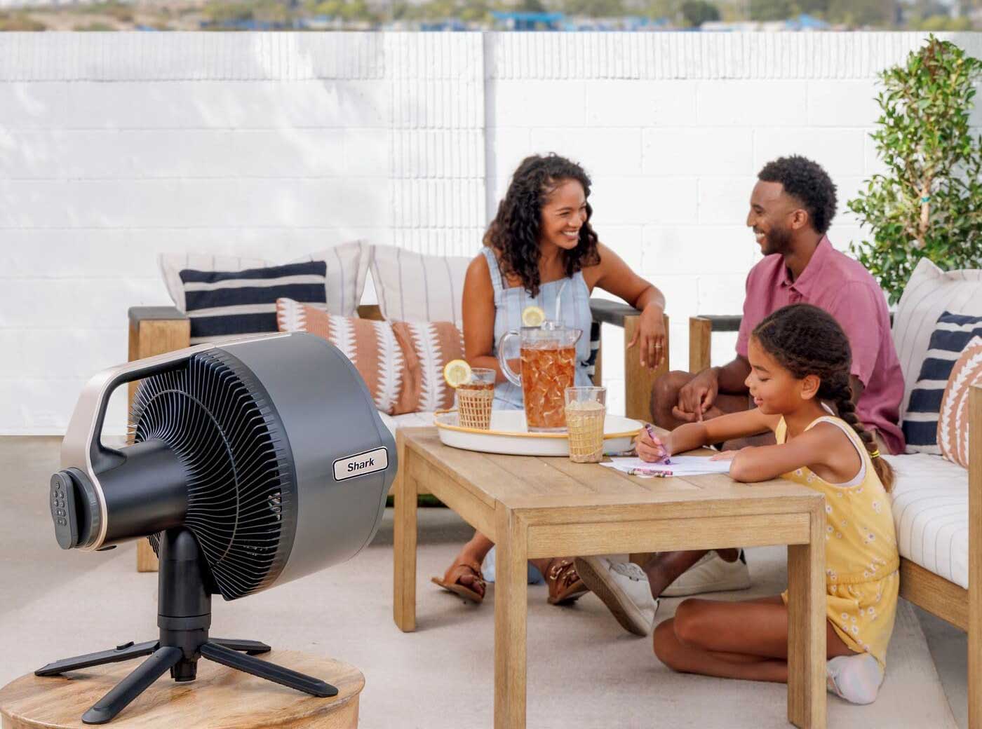 Ventilateur Shark FlexBreeze Pro Mist posé en extérieur, illustrant son format nomade et sa portée de 20 mètres.