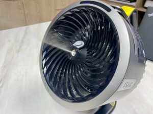 Ventilateur brumisateur portable Shark FlexBreeze HydroGo posé en extérieur, compact et sans fil, idéal pour se rafraîchir en été.