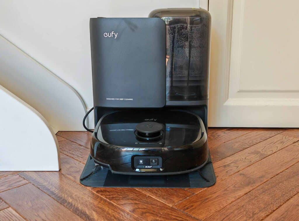 Le Eufy Omni E25 sur sa station tout-en-un