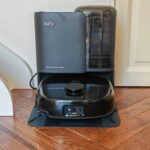 Le Eufy Omni E25 sur sa station tout-en-un